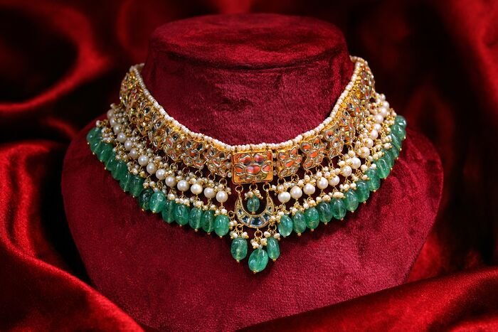 Emerald bead choker from the house